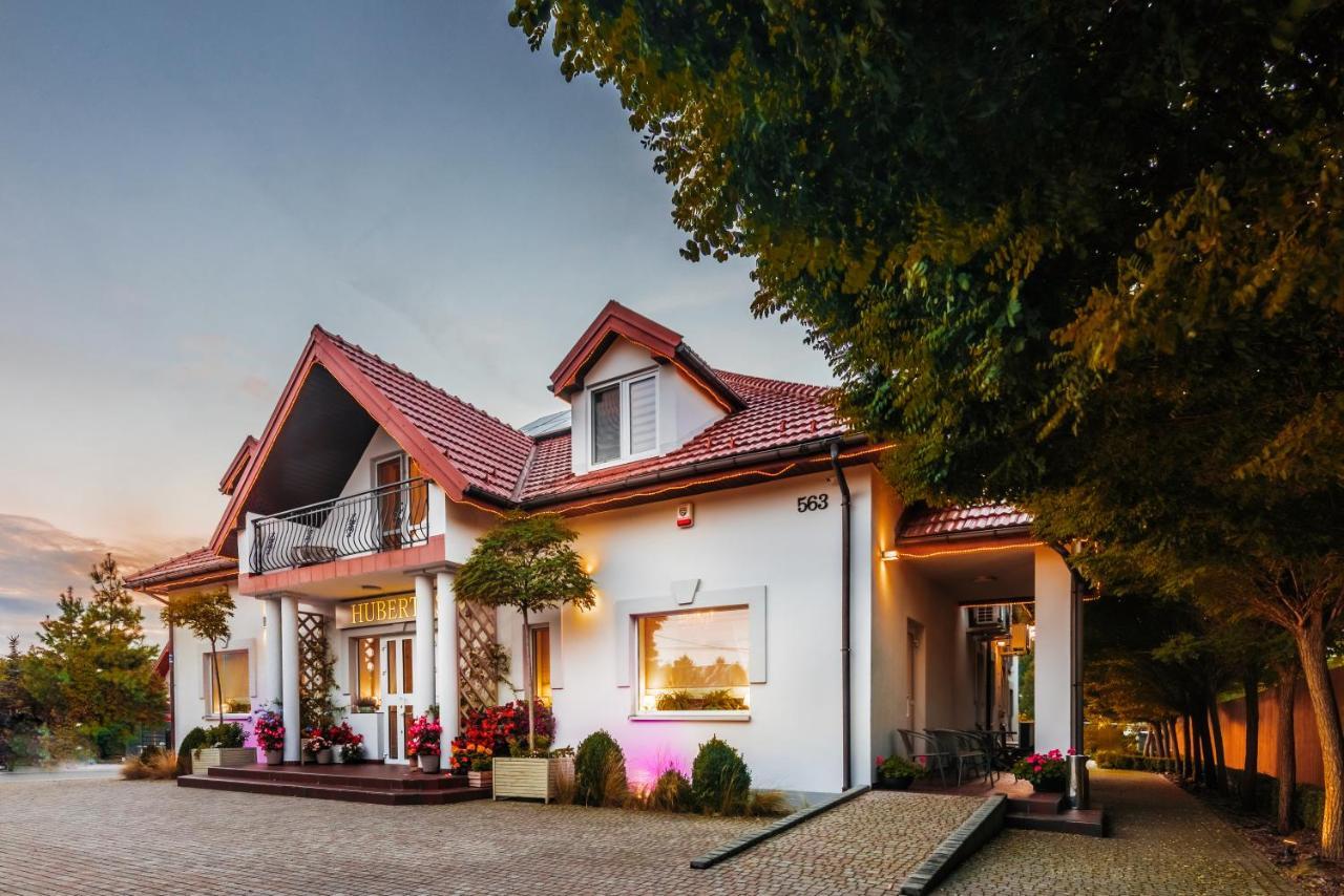 Hubertus Hotel Wola Rzedzinska Bagian luar foto