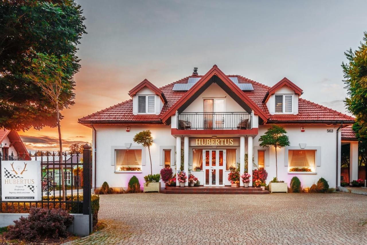 Hubertus Hotel Wola Rzedzinska Bagian luar foto