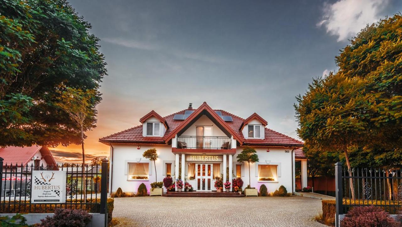 Hubertus Hotel Wola Rzedzinska Bagian luar foto