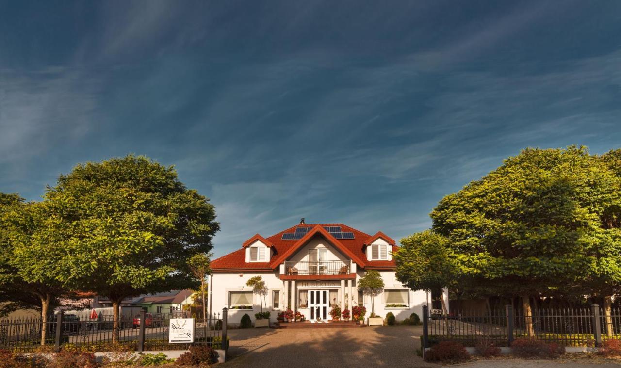 Hubertus Hotel Wola Rzedzinska Bagian luar foto