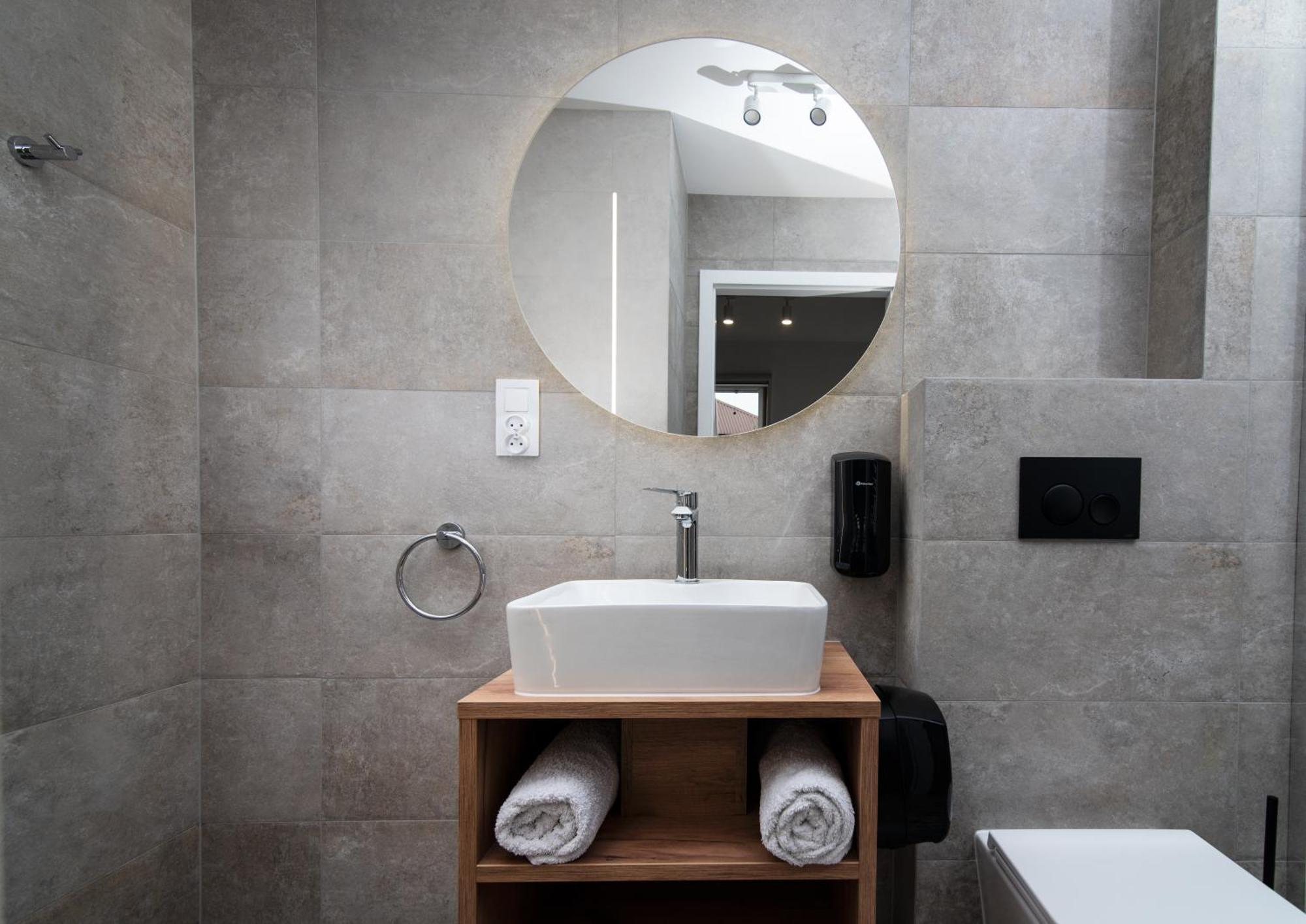 Hubertus Hotel Wola Rzedzinska Bagian luar foto